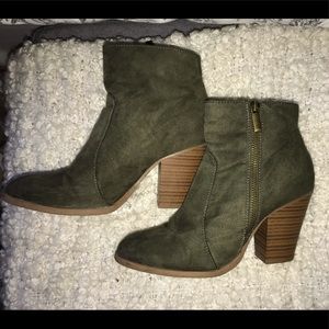 Woman’s booties with wood heal